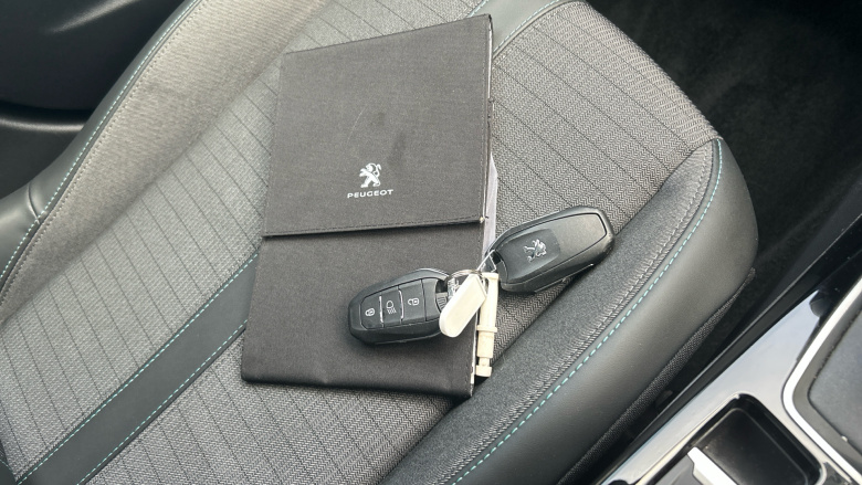 Peugeot 208 1.2 PureTech 100 Allure Premium 5dr Petrol Hatchback